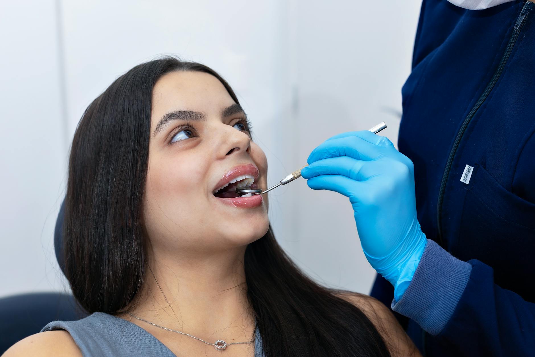 Paciente satisfecho después de tratamiento dental en Medellín