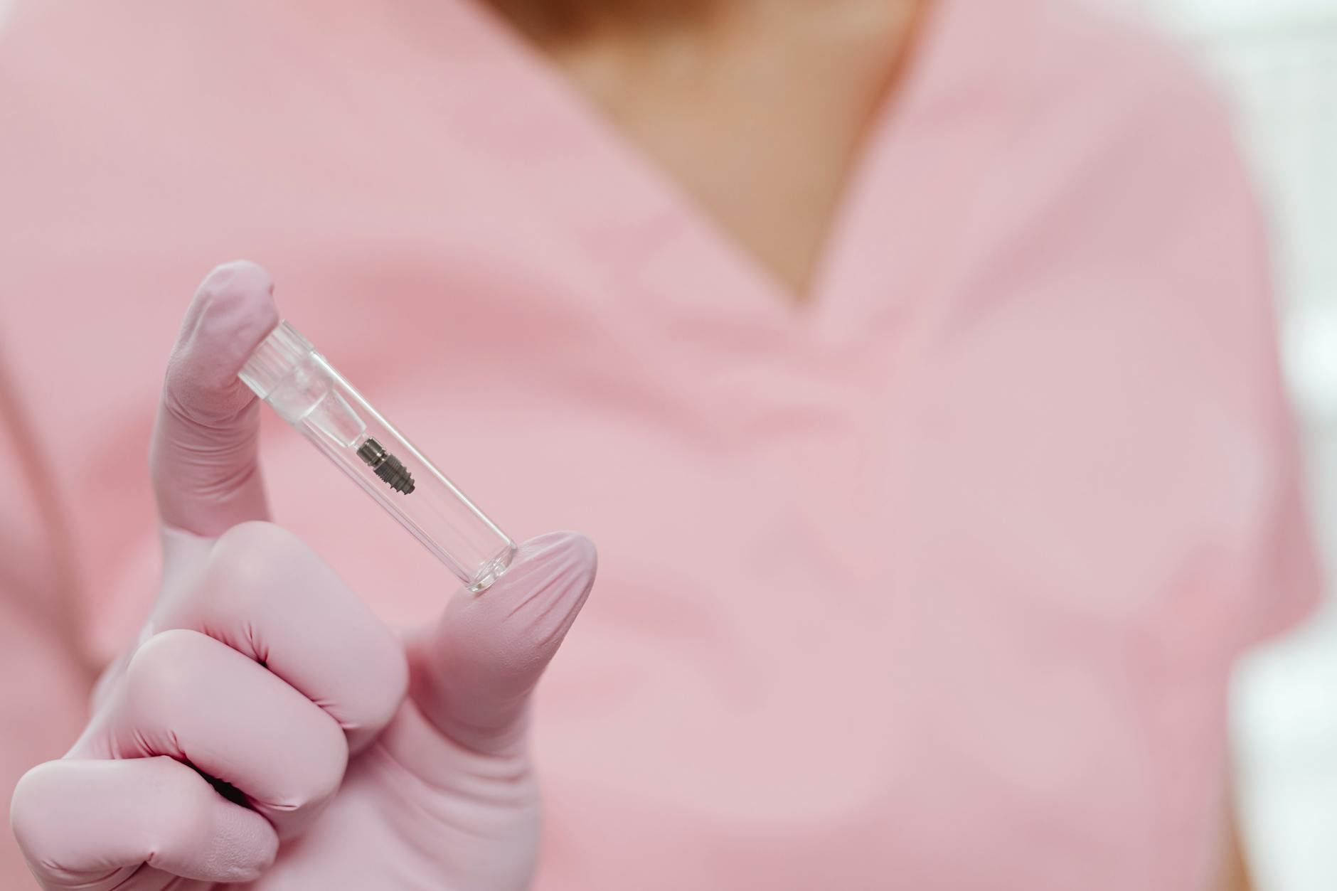 Procedimiento de colocación de implantes dentales en Medellín