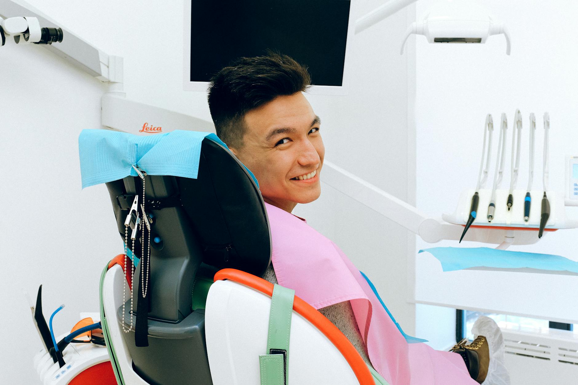 Paciente sonriendo tras tratamiento exitoso de implantes dentales