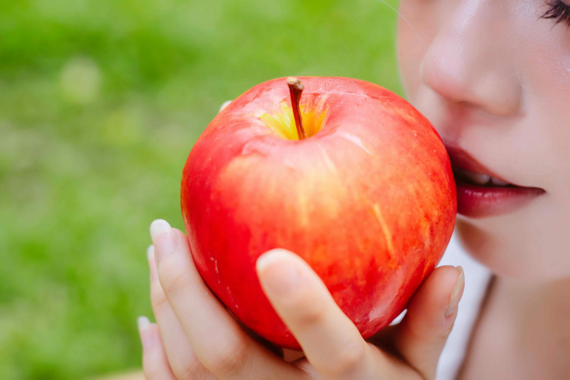 Eating crunchy foods carefully with dental veneers