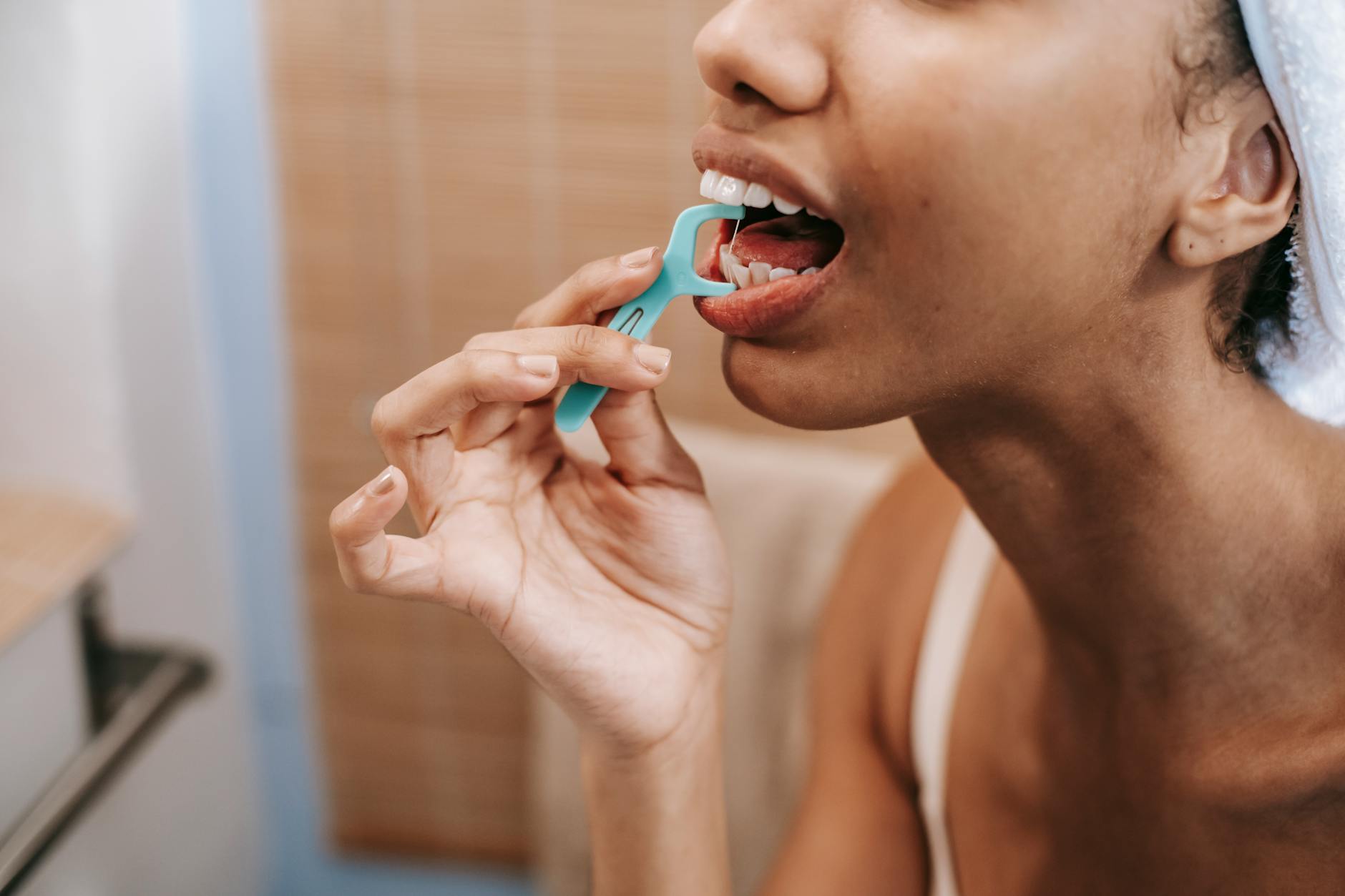 Daily flossing routine to maintain healthy gums around veneers